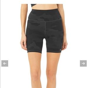 Alo yoga camo biker shorts perfect condition xxs